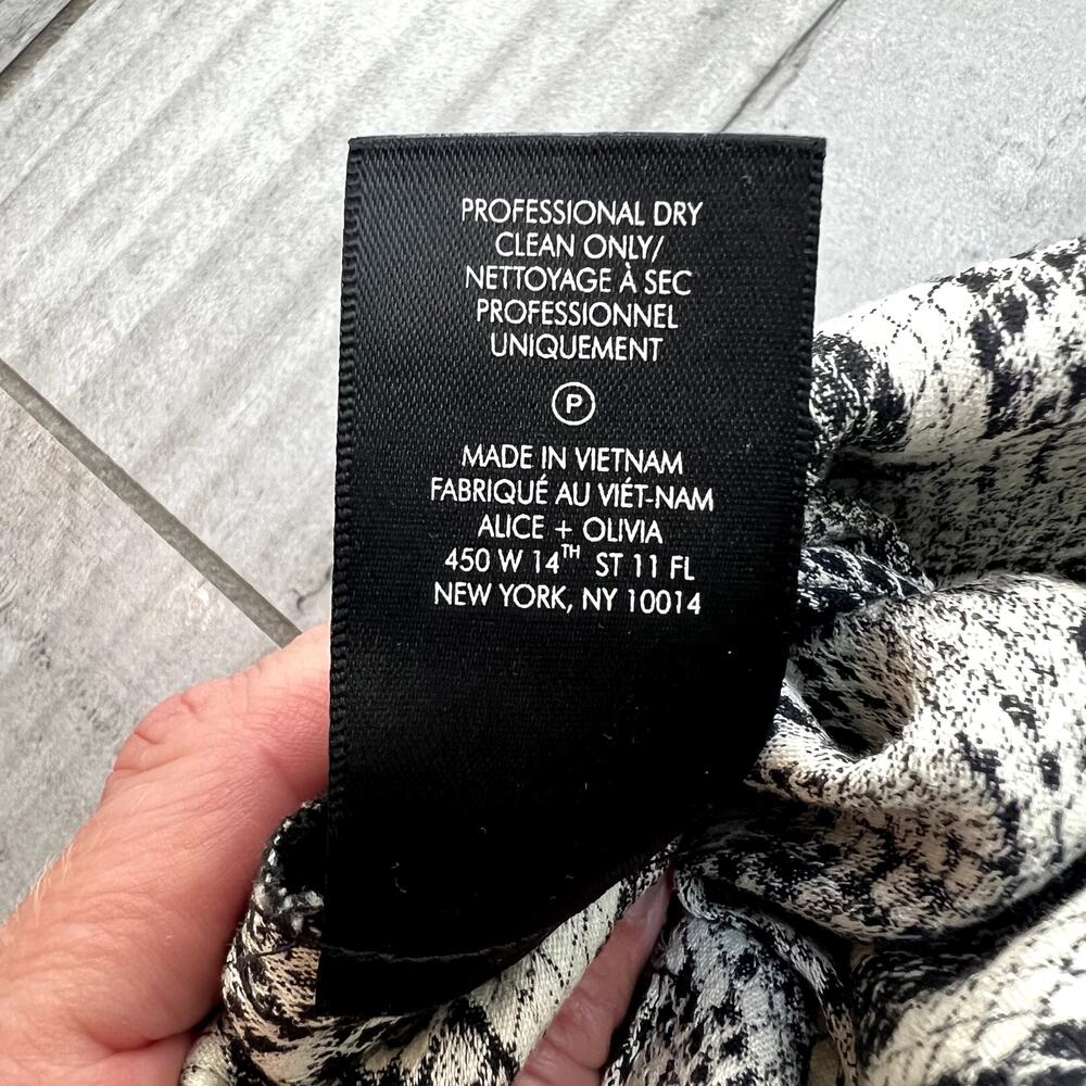 Alice + Olivia Black & White Snake Print Cropped Pants - Picture 6 of 7